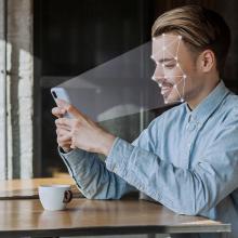 Un hombre comprueba si su tel&eacute;fono m&oacute;vil cuenta con una configuraci&oacute;n segura.