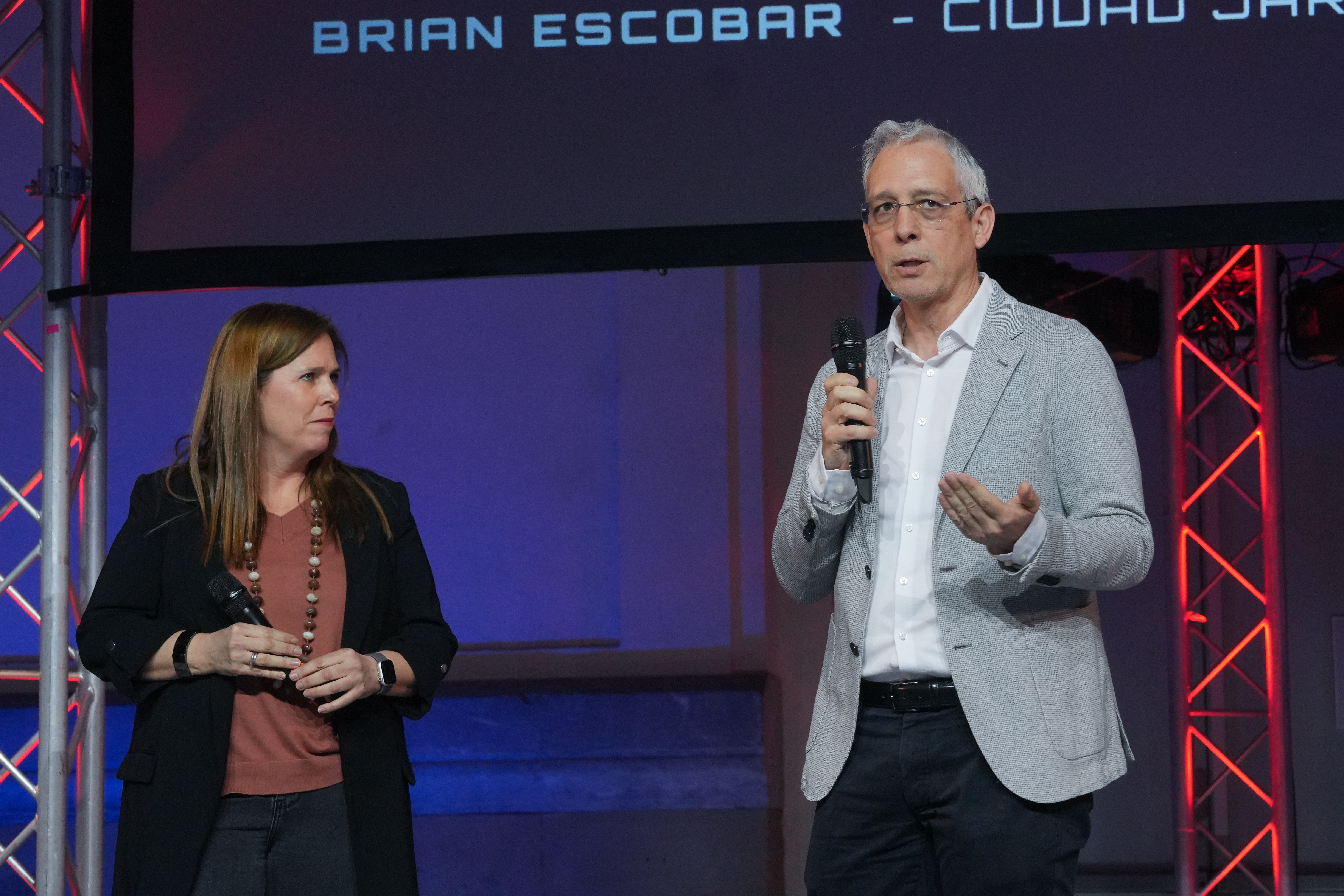 Inge Gorostiga, directora de Transformaci�n Digital y Aprendizajes Avanzados y Javier Di�guez, director general de la Agencia Vasca de Ciberseguridad, Cyberzaintza, durante un momento de su exposici�n.