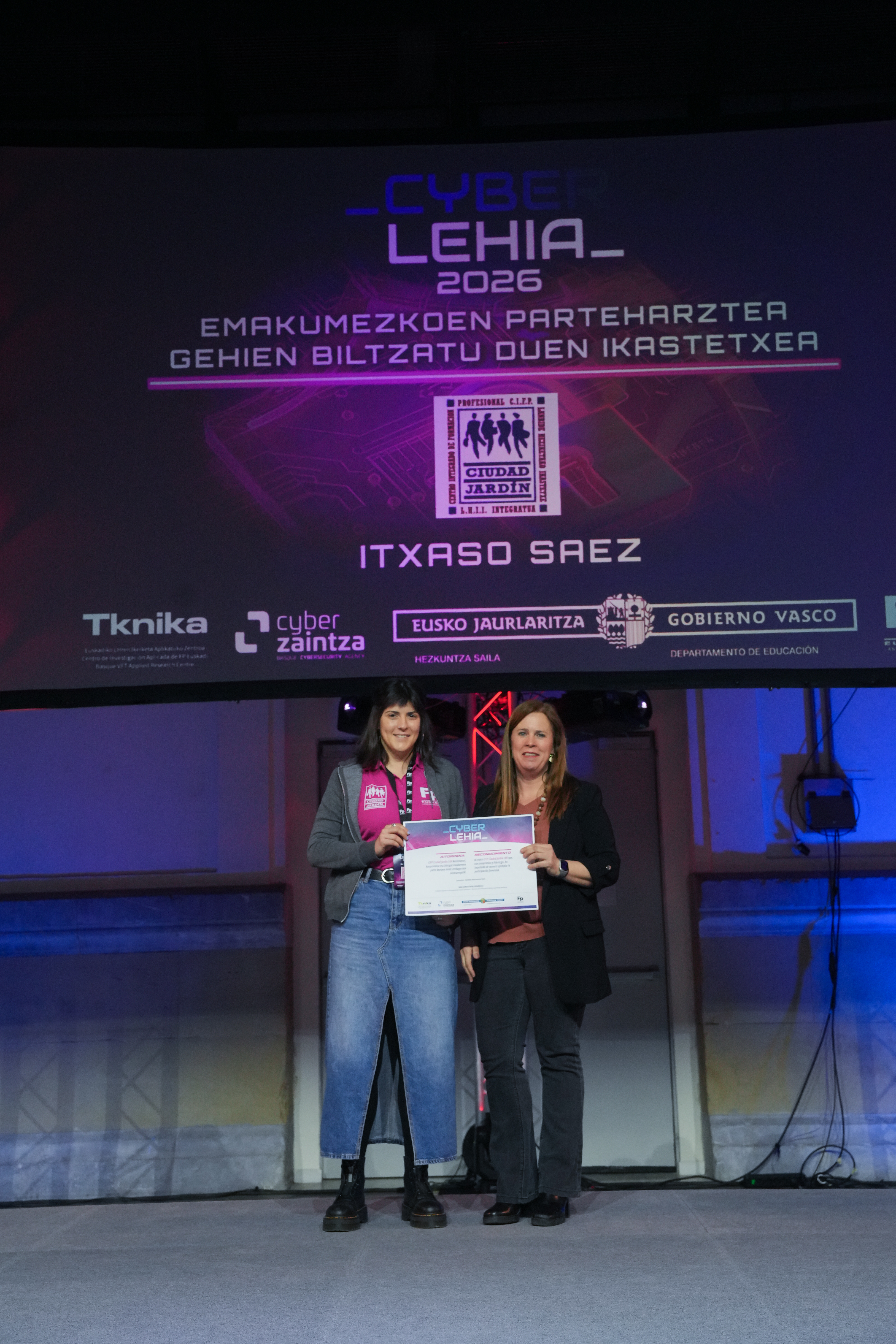 Inge Gorostiaga entregando a Itxaso Saenz, profesora del centro Ciudad Jardin, el premio al centro con m�s participantes femeninas en el campeonato (7).