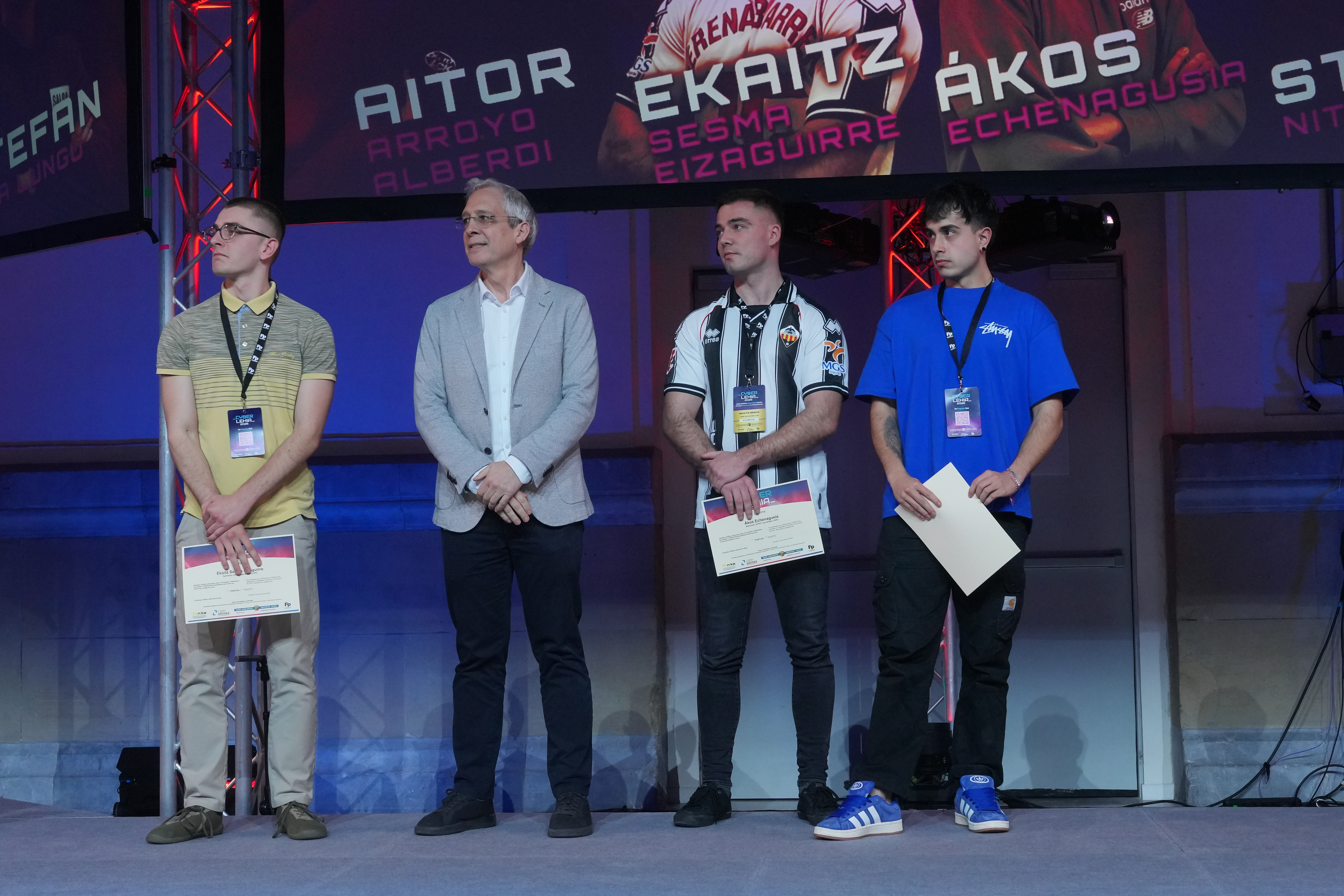 Javier Di�guez entregando el premio al equipo clasificado en 5 posici�n: 