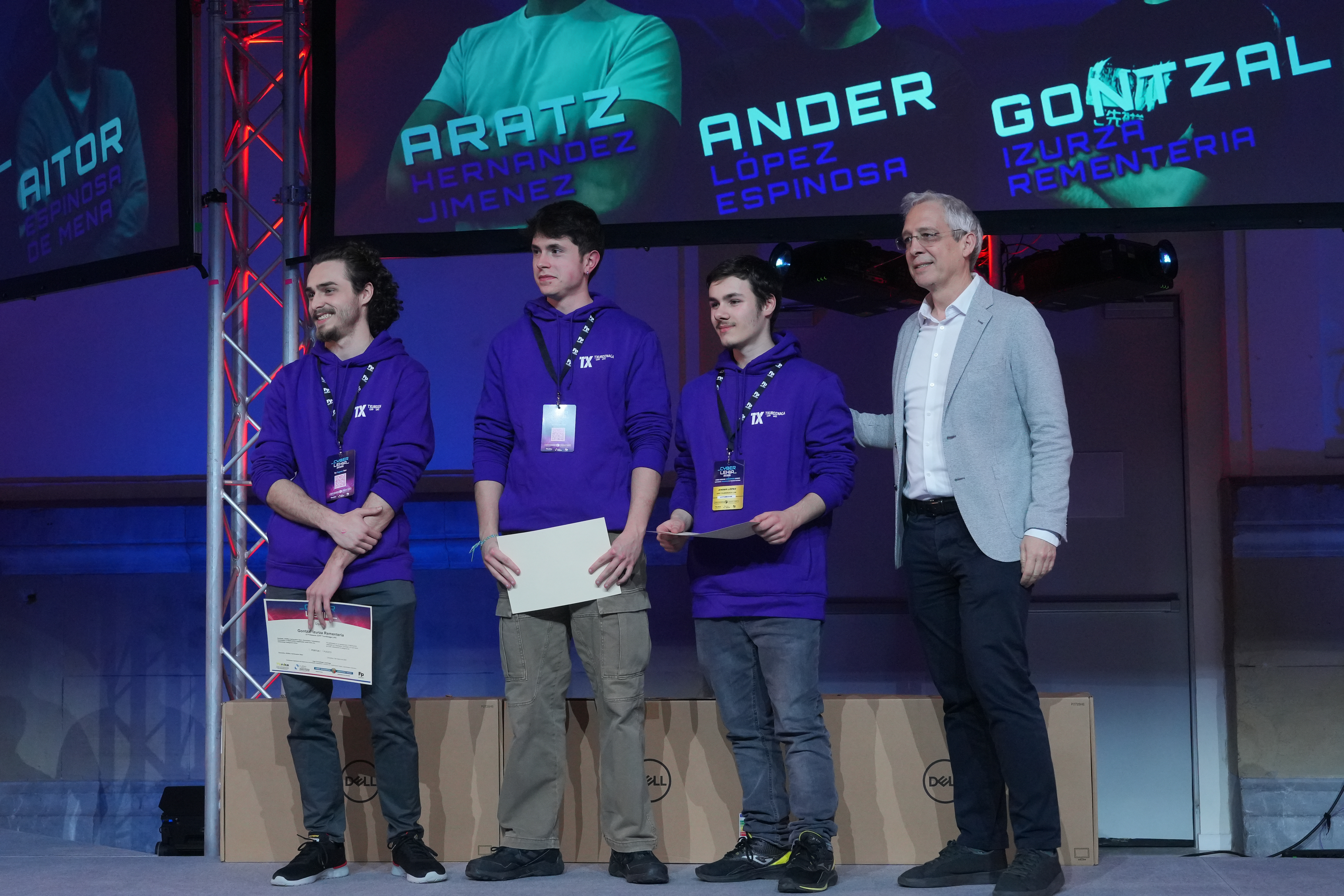 Javier Di�guez entregando el premio al equipo clasificado en 3 posici�n: 