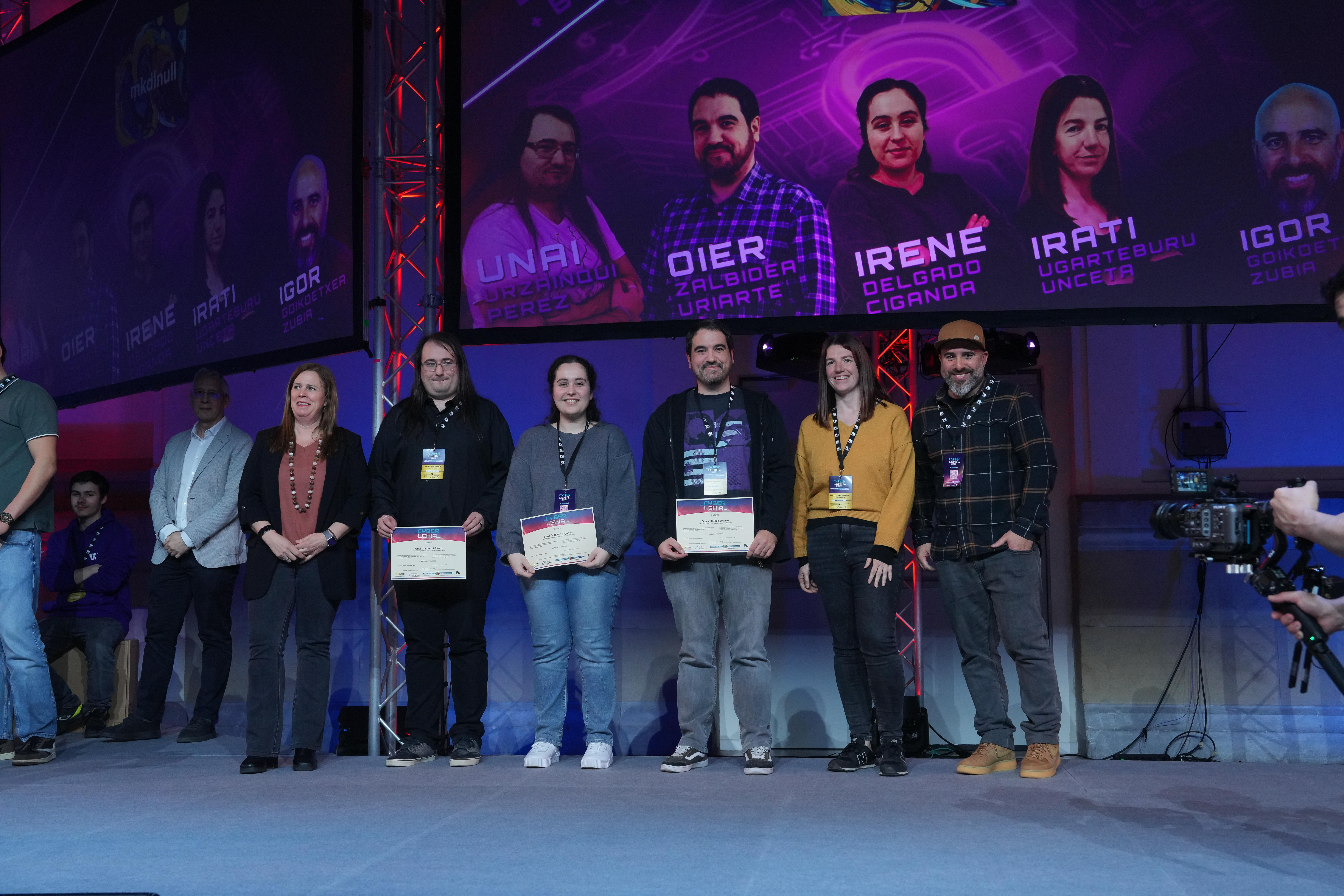 Inge Gorostiga entregando el premio al equipo clasificado en la 2 posici�n: 