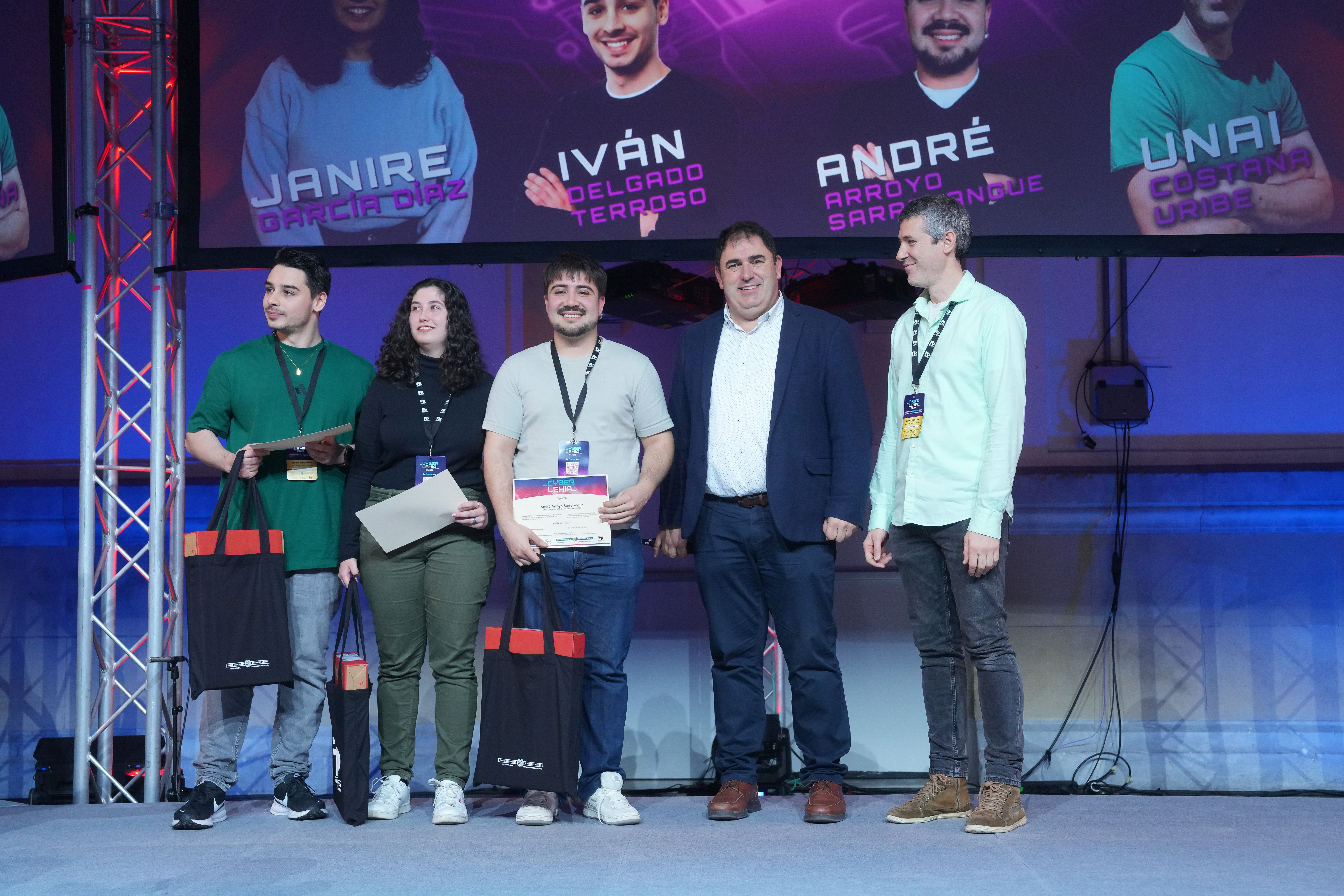Jon Labaka, viceconsejo de Formaci�n Profesional, entregando el premio al equipo ganador de CyberLehia 2026: 