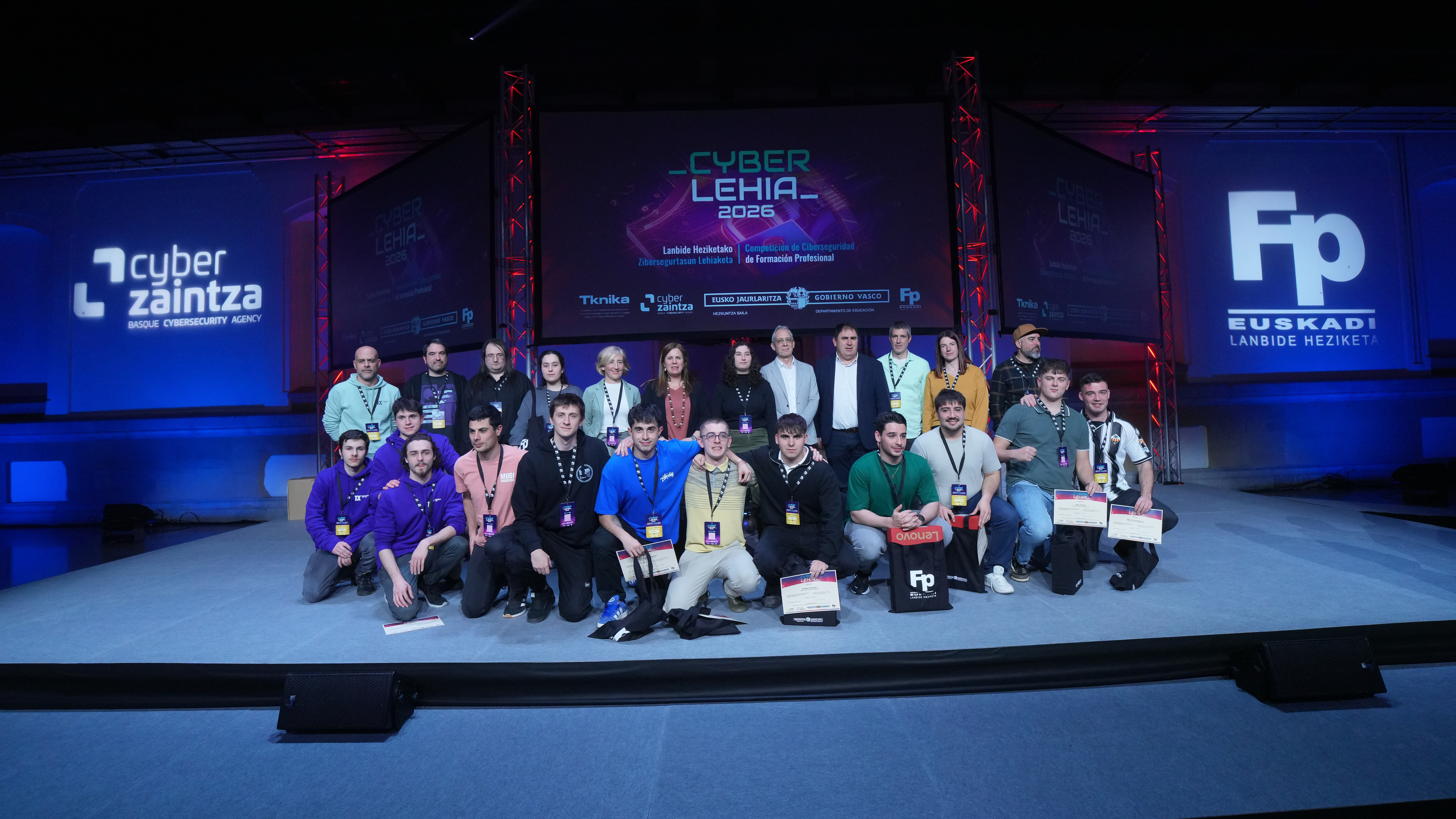 Foto de familia de los 5 equipos finalistas.