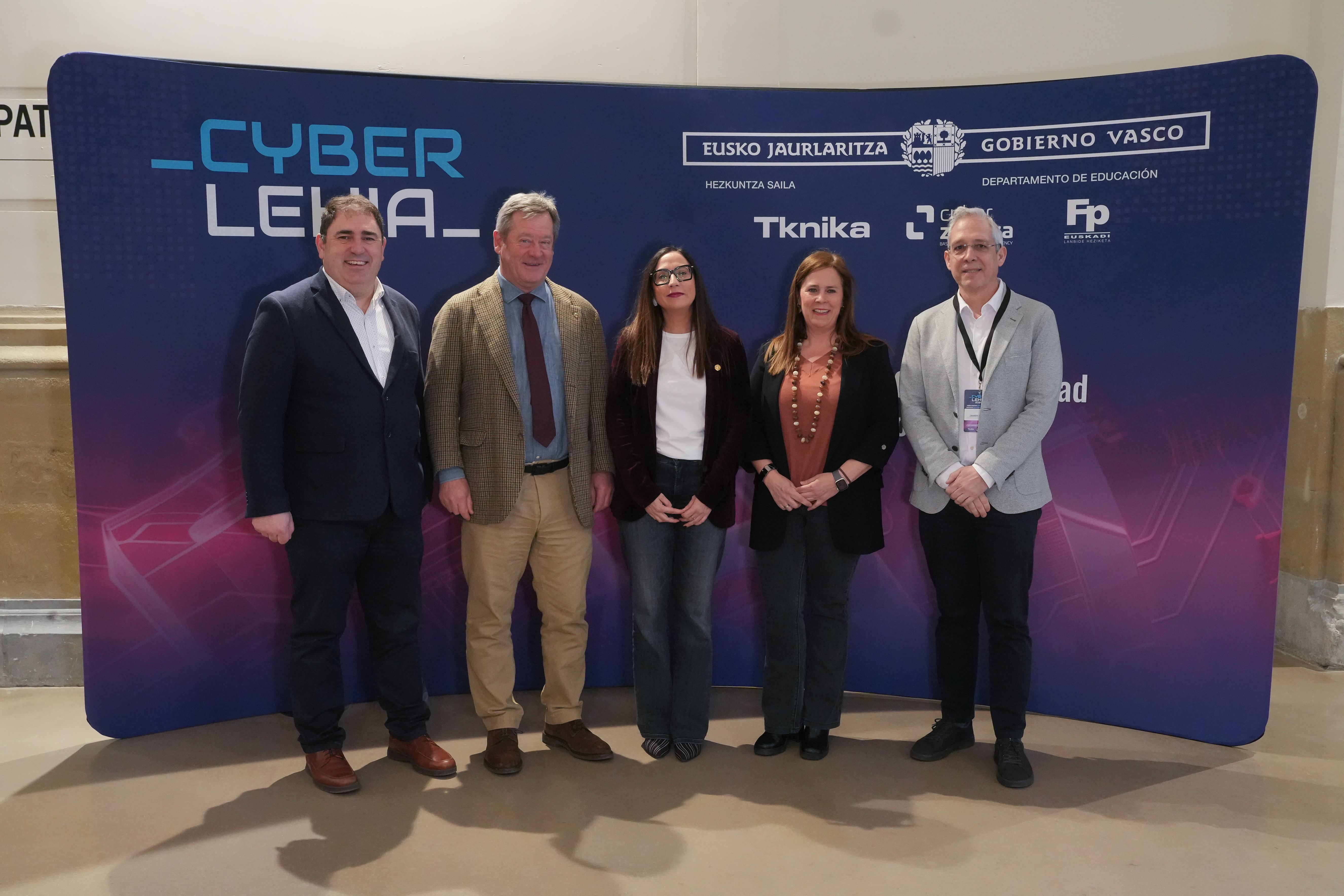 Fotograf�a de las autoridades presentes en la final de CyberLehia  2026, entre ellos Bingen Zupiria, consejero de Seguridad, Bego�a Pedrosa, consejera de Educaci�n y Javier Di�guez, director general de Cyberzaintza.